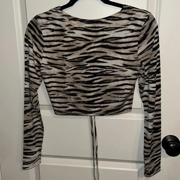 Tiger Print Crop Top Size XS - Picture 4 of 5